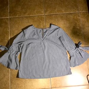 ❤️ Sale 3/$12 Temped Black and White Checkered Top with bell sleeves Large